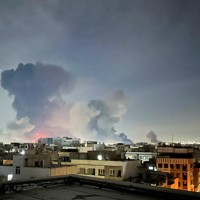 爆撃によって立ち上る黒煙＝テヘランで2026年3月7日、WANAロイター