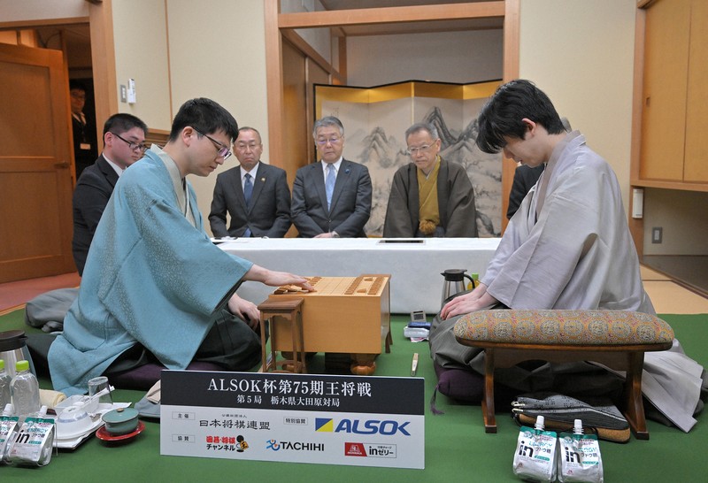 王将 第75期王将戦 第5局の初手は永瀬拓矢九段の2六歩 | 毎日新聞