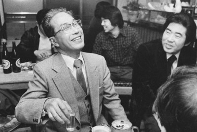定年を迎え仲間に囲まれて酒を飲むサラリーマン＝千葉市内で1981（昭和56）年12月26日撮影
