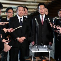 与党がまとめた防衛装備品の輸出拡大に向けた提言を政府に提出し、報道陣の取材に応じる自民党の浜田靖一安保調査会長（中央左）と日本維新の会の前原誠司安保調査会長（同右）＝首相官邸で2026年3月6日午前9時18分、平田明浩撮影