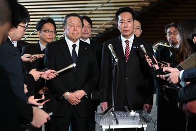 与党がまとめた防衛装備品の輸出拡大に向けた提言を政府に提出し、報道陣の取材に応じる自民党の浜田靖一安保調査会長（中央左）と日本維新の会の前原誠司安保調査会長（同右）＝首相官邸で2026年3月6日午前9時18分、平田明浩撮影