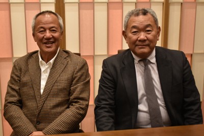 日本代表の坂本誠志郎捕手について語る履正社高時代の恩師、岡田龍生さん（左）と明大時代の恩師、善波達也さん＝兵庫県姫路市で2026年2月21日午後6時46分、荻野公一撮影