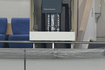 東京ドームに設置された弾道測定器「トラックマン」＝東京ドームで2020年11月30日、平川義之撮影