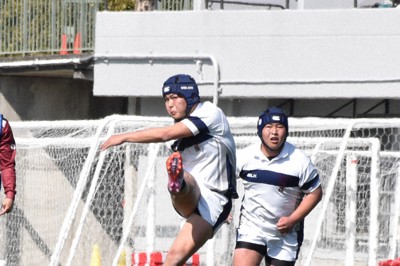 近畿大会でプレースキックを蹴る大阪桐蔭のFB吉川大惺選手＝京都市で2026年2月21日午前11時20分、長宗拓弥撮影