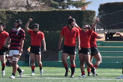 近畿大会で19年ぶりの決勝進出を決め、喜ぶ京都工学院の選手たち＝京都市の宝が池公園球技場で2026年2月21日、長宗拓弥撮影