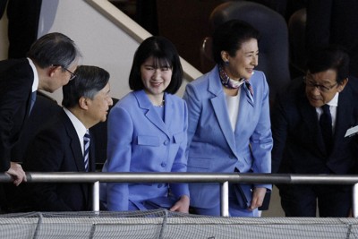 WBCの観戦に臨まれる天皇、皇后両陛下と愛子さま。右端は栗山英樹氏＝東京ドーム2026年3月8日午後6時34分（代表撮影）