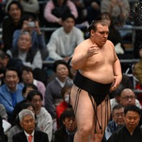 日銀松本相撲会「優勝杯」昭和12年春場所 大相撲春場所初日 綱取り挑む安青錦が白星発進 [写真特集1/22] | 毎日新聞