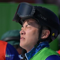 男子スノーボードクロス大腿障害の決勝を終え目をきつく閉じる小須田潤太＝コルティナ・パラスノーボードパークで2026年3月8日、渡部直樹撮影
