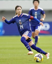 File photo shows Japan women's national football team captain Yui Hasegawa passing the ball during a match against Canada at Transcosmos Stadium Nagasaki in Nagasaki Prefecture on Dec. 2, 2025. (Kyodo)