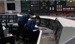 東京電力柏崎刈羽原発6号機の中央制御室で原子炉を起動する運転員たち＝新潟県内で2026年1月21日（代表撮影）