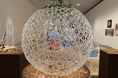 ケリー・アカシさんのガラス作品「星々の響き」（2025年）＝東京・六本木の森美術館で、小松やしほ撮影
