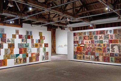 「知覚の標本」シリーズが並ぶ会場。左の作品はパネルを自由に組み合わせることができ、会場ごとにその姿が変化していく＝大阪市住之江区のギャラリー「kagoo」で、上村里花撮影