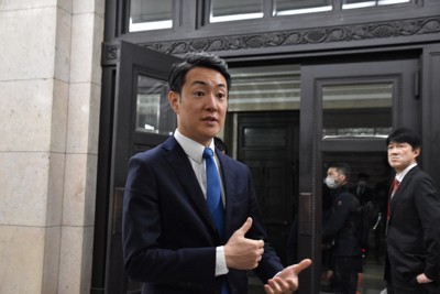 報道陣の取材に答える横山英幸・大阪市長＝大阪市中央区で2026年3月6日午後7時半、長沼辰哉撮影