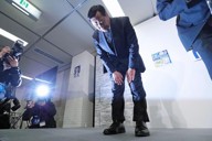 石川県知事選で落選が確実となり、支援者らへ頭を下げる馳浩氏＝金沢市で2026年3月8日午後11時52分、岩本一希撮影