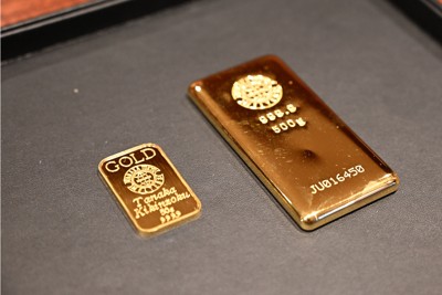 50グラム（左）と500グラムの金地金。田中貴金属の直営店・銀座本店では小口の5～50グラムが人気だという＝東京都中央区で2026年3月5日午後0時1分、山口智撮影