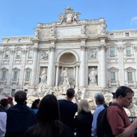 イタリアの首都ローマにある観光名所「トレビの泉」。2月から鑑賞エリアの有料化が始まり、無料エリアに多くの観光客が滞留していた＝ローマで2026年2月25日、山田豊撮影
