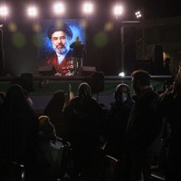 イランの最高指導者に選ばれたモジタバ師の写真の元に集まる人々＝テヘランで2026年3月9日、WANAロイター