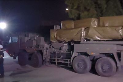 陸上自衛隊健軍駐屯地へ入る、長射程ミサイル関連の機材を載せたとみられる車両＝熊本市東区で2026年3月9日午前0時19分、中里顕撮影