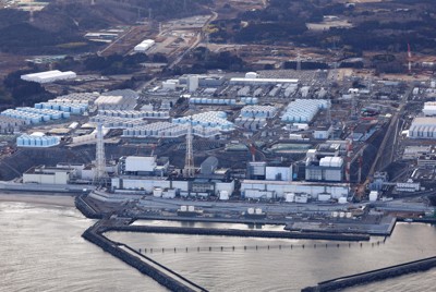 東京電力福島第1原発。（左から）4号機、3号機、2号機、1号機＝2026年2月9日午後3時31分、本社ヘリから