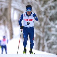 全日本障害者クロスカントリースキー競技大会で滑走する新田佳浩選手＝長野県白馬村で2026年2月8日、渡部直樹撮影