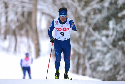 全日本障害者クロスカントリースキー競技大会で滑走する新田佳浩選手＝長野県白馬村で2026年2月8日、渡部直樹撮影
