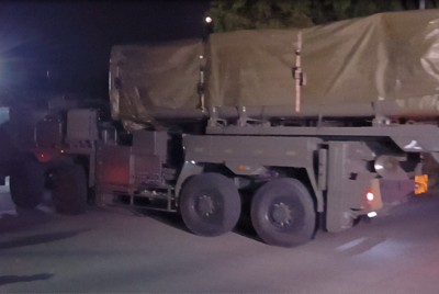陸上自衛隊健軍駐屯地に入る、長射程ミサイル関連の機材を載せたとみられる車両＝熊本市東区で2026年3月9日午前0時18分、中里顕撮影