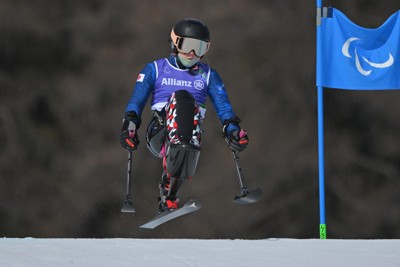 アルペンスキーのスーパー大回転女子座位、滑走する村岡桃佳＝トファーネ・アルペンセンターで2026年3月9日、渡部直樹撮影