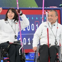 【日本－エストニア】エストニアに勝利し喜ぶ小川亜希（左）、中島洋治組＝コルティナ・カーリング五輪競技場で2026年3月8日、渡部直樹撮影