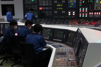 東京電力柏崎刈羽原発６号機の中央制御室で、制御棒引き抜きボタンを押す運転員＝2026年1月21日（代表撮影）