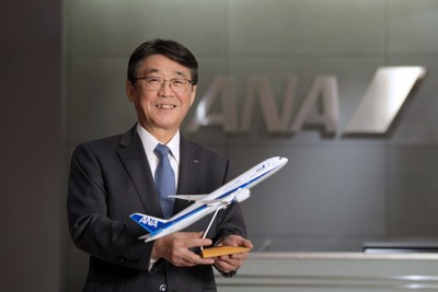 ボーイング787の模型を手に＝東京都港区のANAホールディングス本社で、竹内紀臣撮影