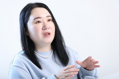 インタビューに答えるノンフィクションライターの濱野ちひろさん＝東京都千代田区で2025年12月22日、後藤由耶撮影