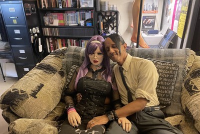 濱野ちひろさんが米国のフィールドワークで出会ったラブドールと25年“結婚”している男性＝濱野さん提供