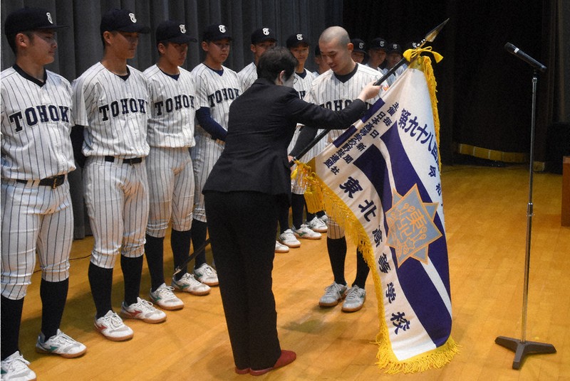城東 甲子園旗 深紅の大優勝旗」60年ぶり新調、甲子園でお披露目 - 高校野球：朝日新聞