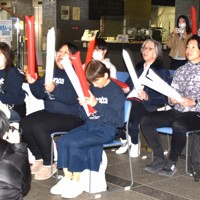 パブリックビューイングで小須田選手の活躍を応援する観衆＝所沢市役所で2026年3月8日、高木昭午撮影
