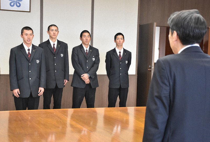 センバツ甲子園 九国大付選手らが知事表敬 「優勝旗を」主将意気込む