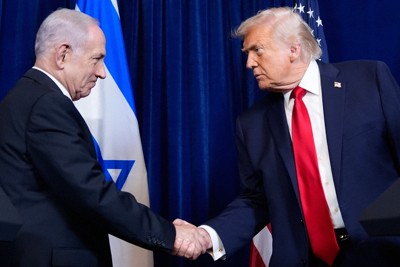 トランプ米大統領と握手するイスラエルのネタニヤフ首相＝2025年12月29日、AP