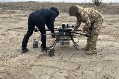 ウクライナ軍の攻撃型ドローン「バンパイア」の飛行実験をする兵士ら＝ウクライナ東部ドネツク州で2025年1月23日、宮川裕章撮影（画像の一部を加工しています）