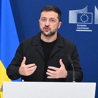 報道陣の取材に応じるウクライナのゼレンスキー大統領＝ブリュッセルで2025年8月17日午後3時4分、岡大介撮影