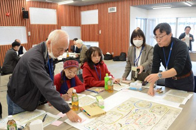 復興まちづくり計画を策定するために福島県双葉町が開催した町民向けワークショップ。大手コンサルのスタッフ（右端）が進行を手伝っていた＝双葉町役場で2025年12月13日午前10時24分、最上和喜撮影