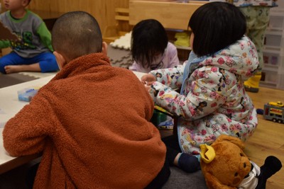 「どろんこの陽だまり」で、思い思いに過ごす子どもたち＝福岡市博多区で2026年2月20日午後6時11分、田崎春菜撮影