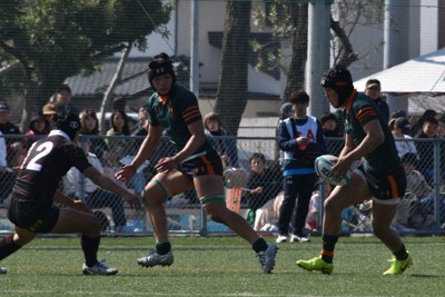 全九州新人大会1回戦の九州学院（熊本）戦でグラウンドを広く使った展開ラグビーを見せる東福岡の選手たち＝佐賀市で2026年2月21、林大樹撮影