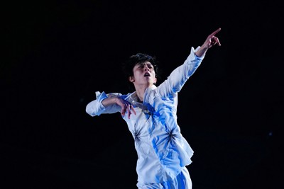 東北ユースオーケストラとのコラボ演目「Happy　End」を演技する羽生結弦さん＝セキスイハイムスーパーアリーナで2026年3月7日、貝塚太一撮影