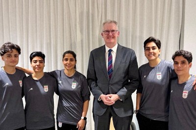 オーストラリアのバーク内相（中央）と、ビザを発給されたイラン代表の女子サッカー選手5人＝豪北東部クイーンズランド州で9日、バーク内相のX（ツイッター）・ロイター