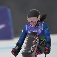 アルペンスキー女子複合座位のスーパー大回転で滑走する村岡桃佳＝トファーネ・アルペンセンターで2026年3月10日、渡部直樹撮影