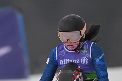 アルペンスキー女子複合座位のスーパー大回転で滑走する村岡桃佳＝トファーネ・アルペンセンターで2026年3月10日、渡部直樹撮影