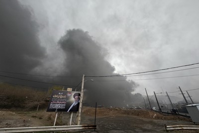 石油施設が攻撃された後、立ち上った煙＝イランの首都テヘランで2026年3月8日、AP