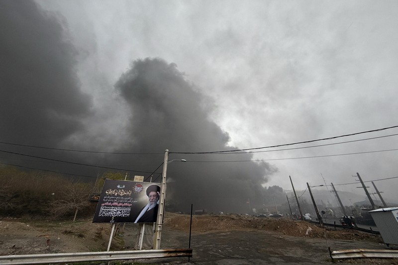 石油施設が攻撃された後、立ち上った煙＝イランの首都テヘランで2026年3月8日、AP