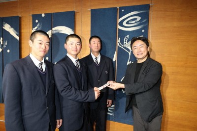 徳島県の後藤田正純知事（右）から激励金を受け取る阿南光の選手たち＝徳島県庁で、山本芳博撮影