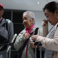 イラン情勢の影響で中東から退避し、成田空港に到着して取材に答える邦人ら＝成田空港で2026年3月8日午後8時4分、滝川大貴撮影