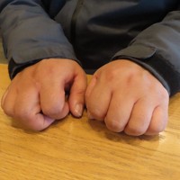 クマによる被害について語るKさんの家族＝秋田県南部で2026年2月23日、工藤哲撮影